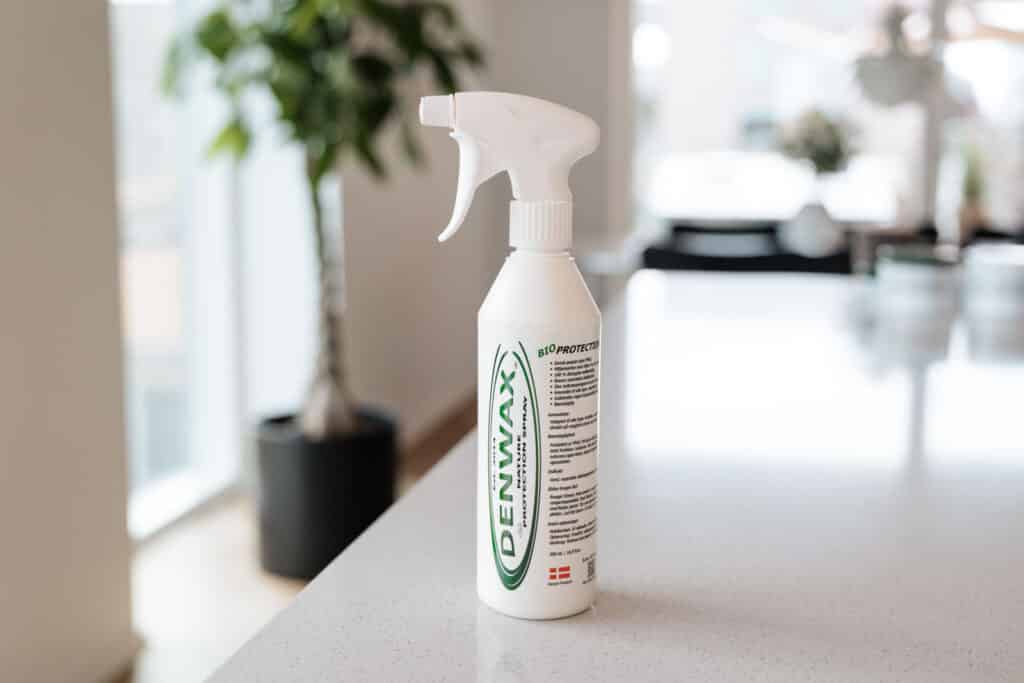 Denwax Imprægneringsspray på køkkenbord