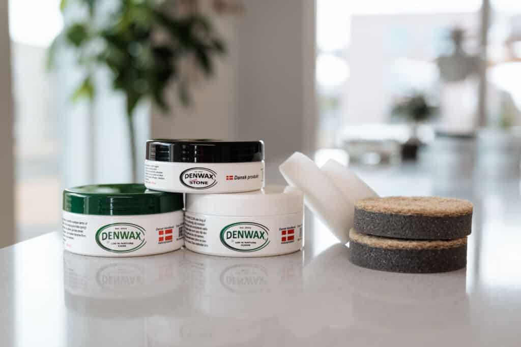 Denwax Pink Stone, Care og Clean med ekstra svampe på køkkenbord